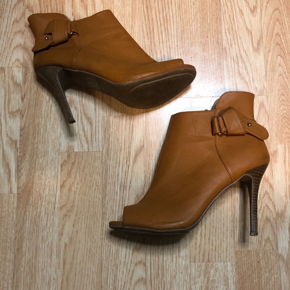 Rue 21 sz xl (10) brown shoes.